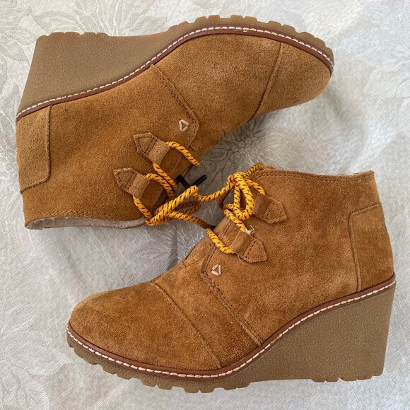 TOMS Shearling Lined Desert Suede Leather Wedge Booties Lace Up Boots 6.5 / 6 - Picture 2 of 16